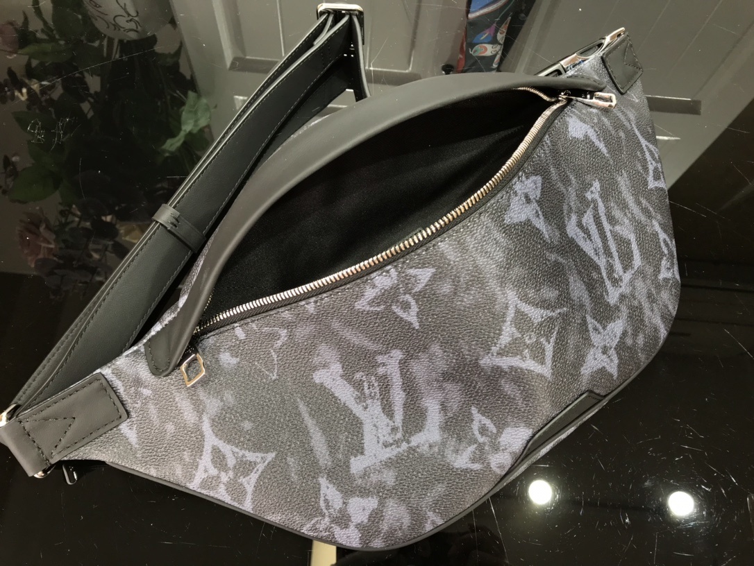 LV DISCOVERY BUMBAG M57276