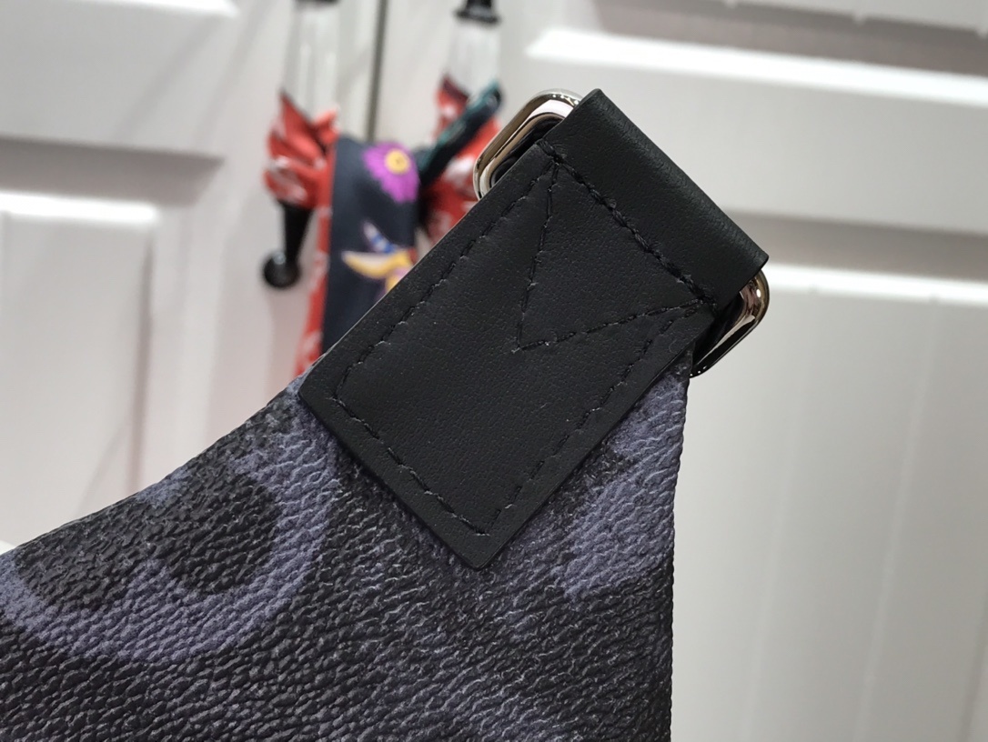 LV DISCOVERY BUMBAG M57276