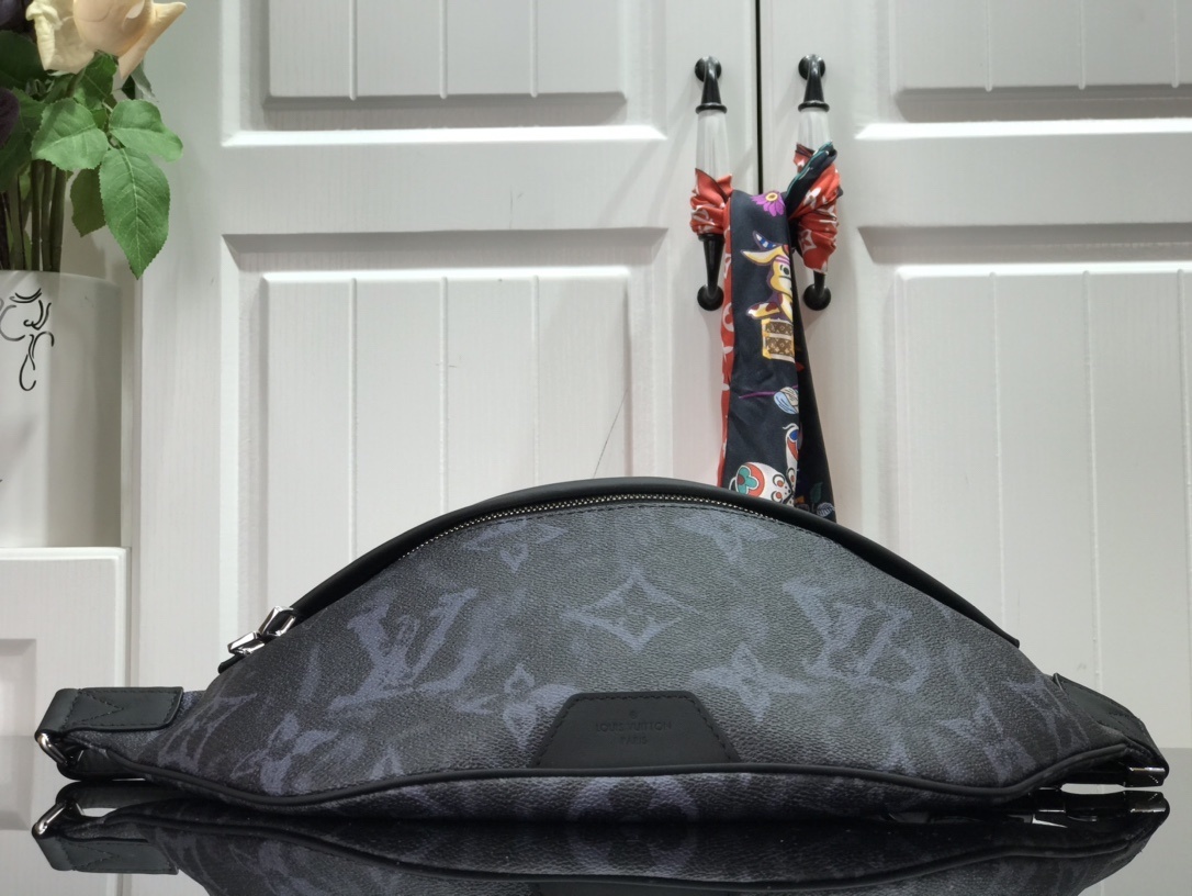 LV DISCOVERY BUMBAG M57276