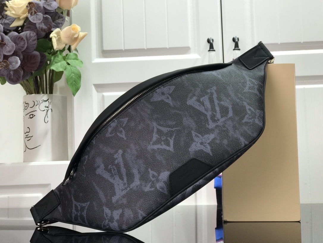 LV DISCOVERY BUMBAG M57276