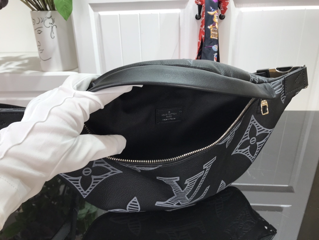LV DISCOVERY BUMBAG M57289