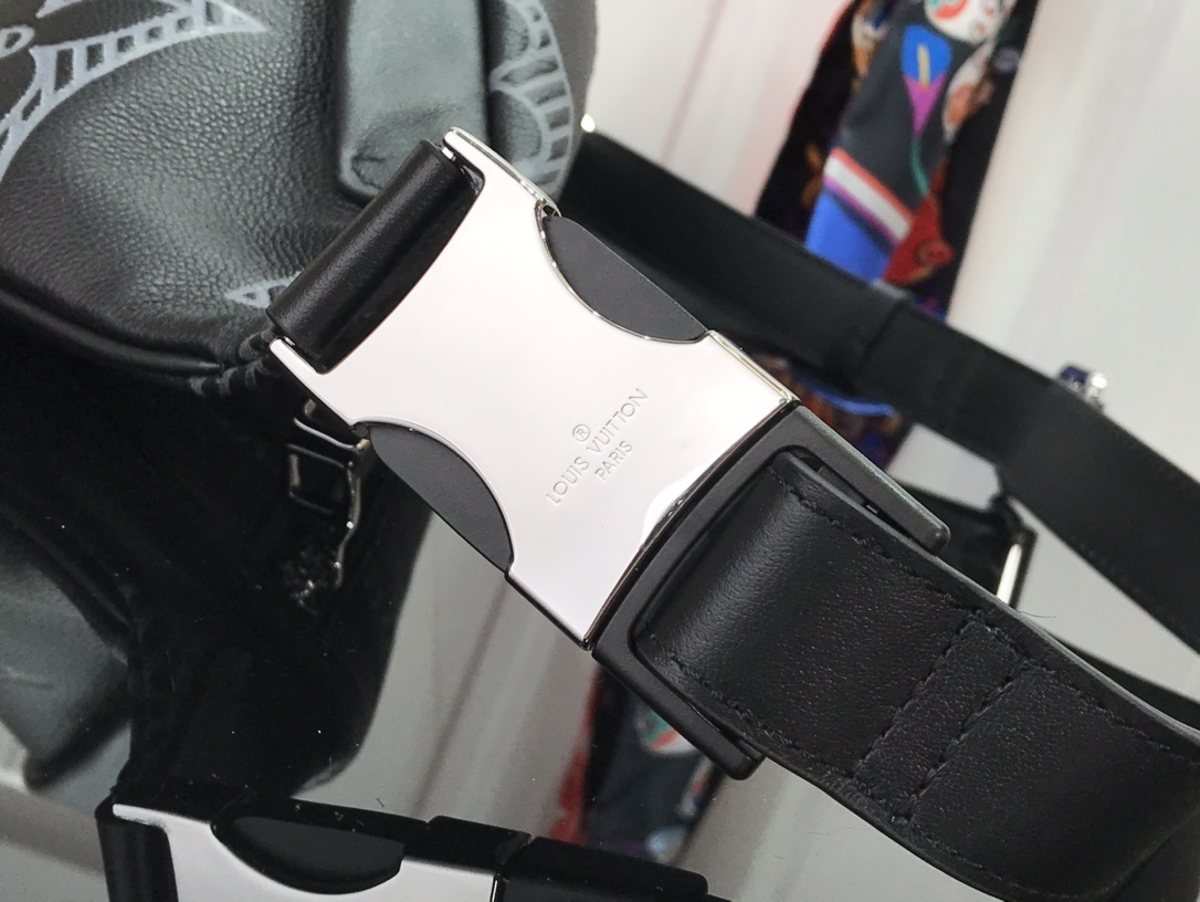 LV DISCOVERY BUMBAG M57289