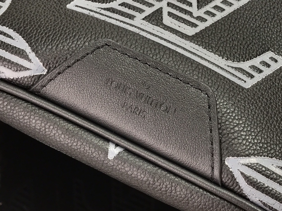 LV DISCOVERY BUMBAG M57289