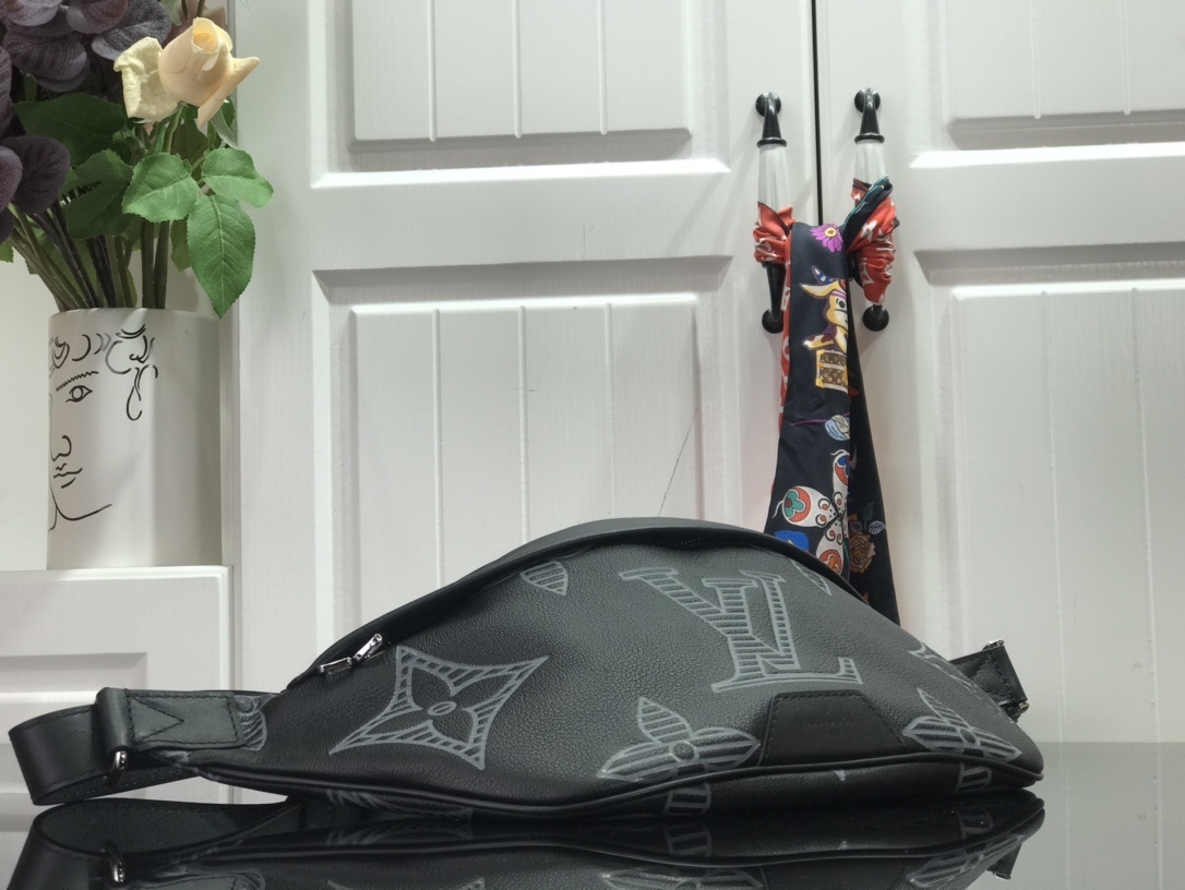 LV DISCOVERY BUMBAG M57289