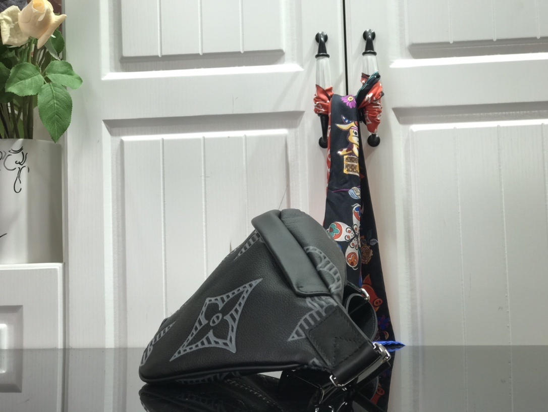 LV DISCOVERY BUMBAG M57289