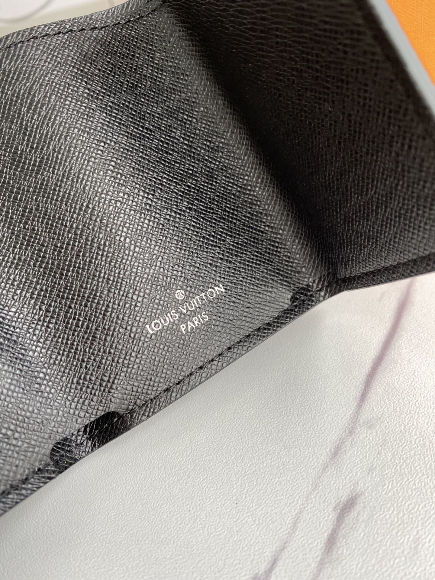 LV DISCOVERY COMPACT wallet M67630 