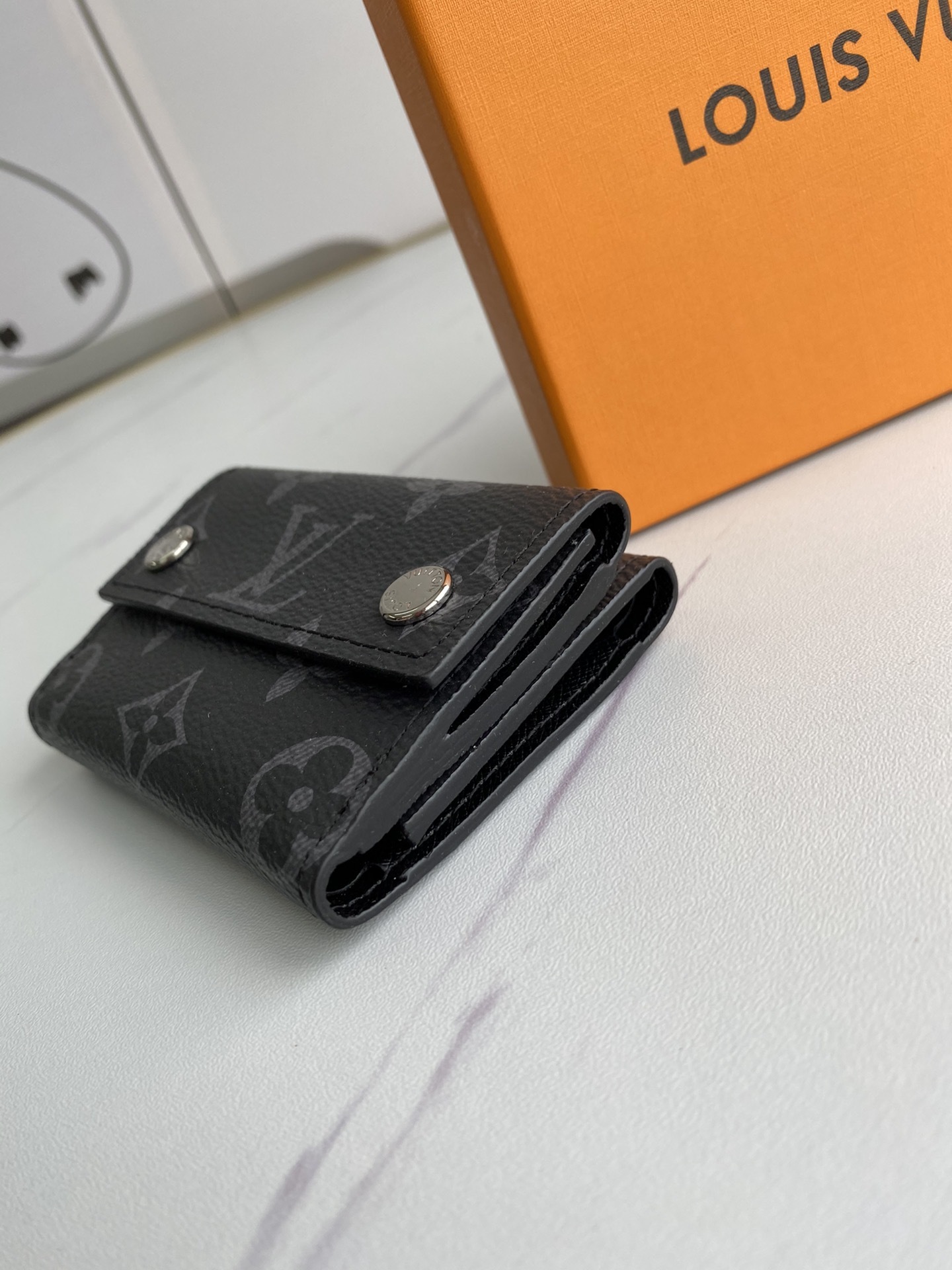 LV DISCOVERY COMPACT wallet M67630 