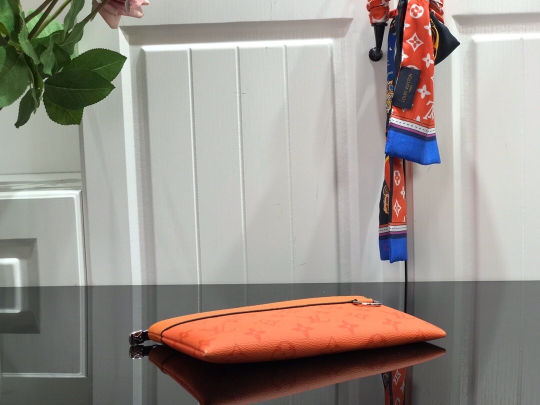 LV DISCOVERY POCHETTE PM M44323LC 