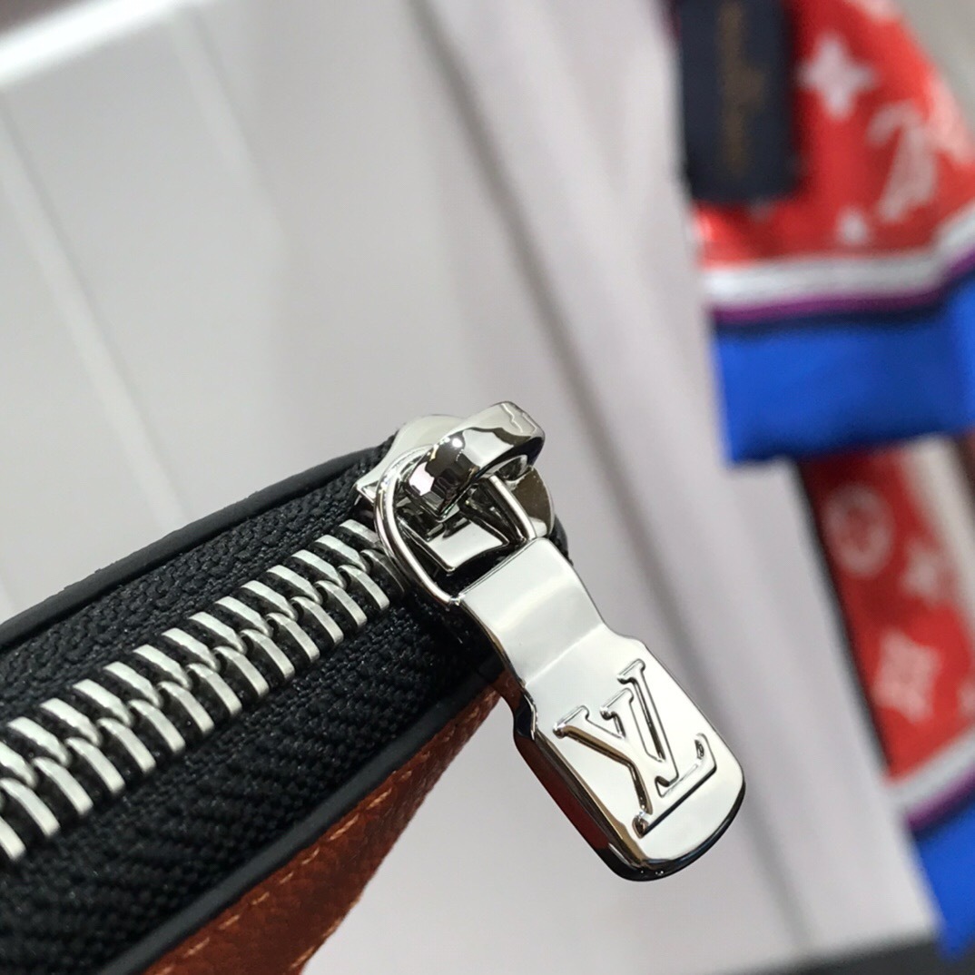 LV DISCOVERY POCHETTE PM M44323LC 