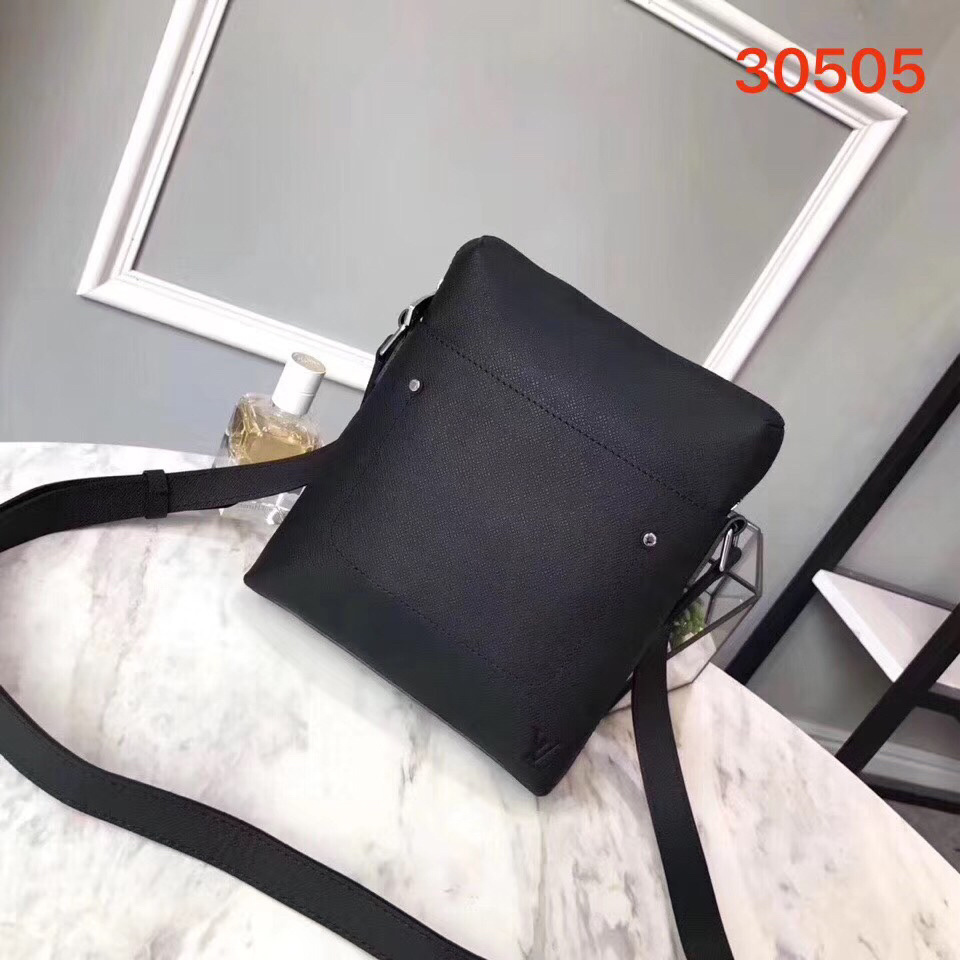 LV DISTRICT POCHETTE M30505
