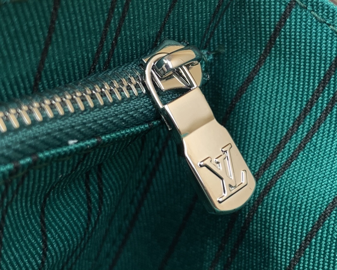 LV DOPP KIT m12639