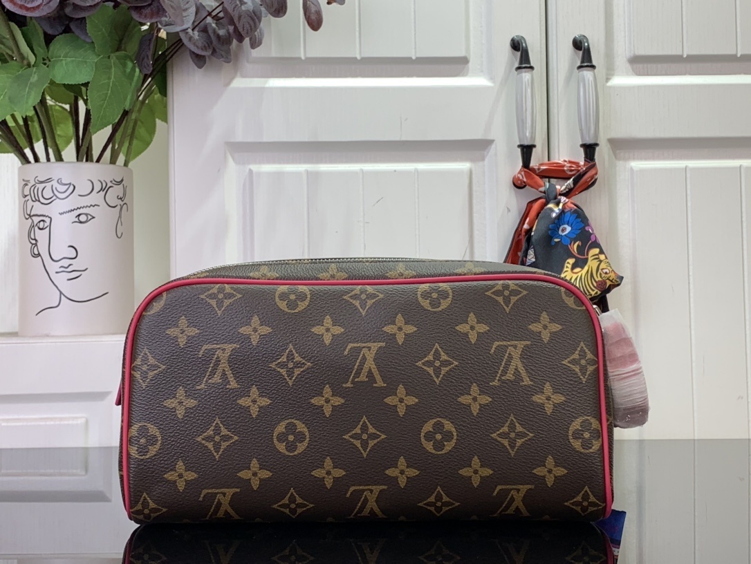 LV DOPP KIT m12639