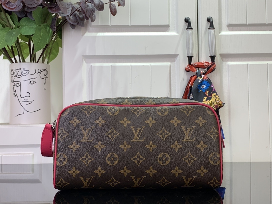 LV DOPP KIT m12639