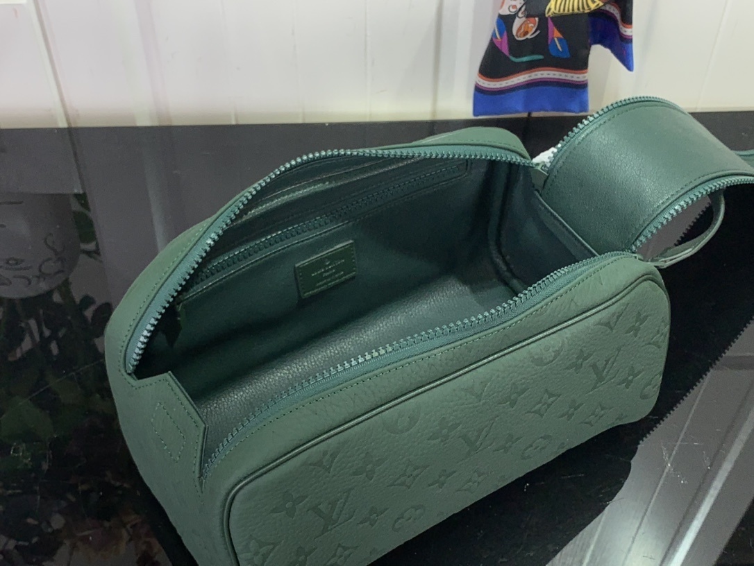 LV DOPP KIT m24442