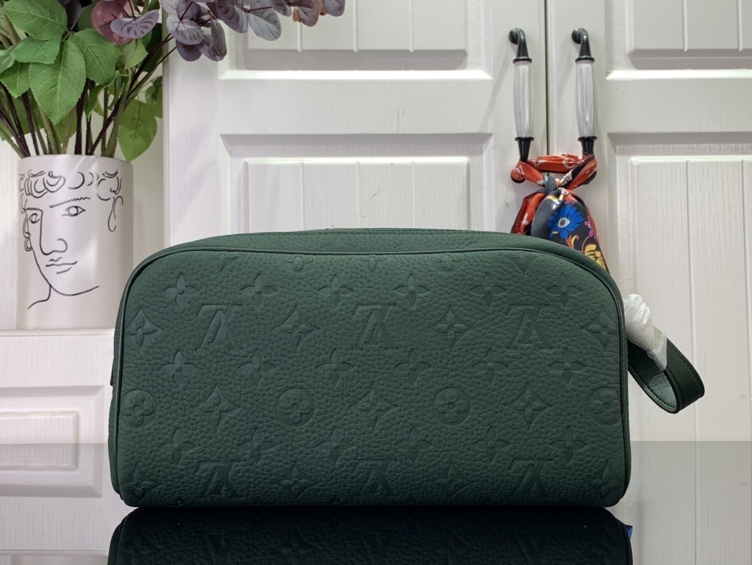 LV DOPP KIT m24442