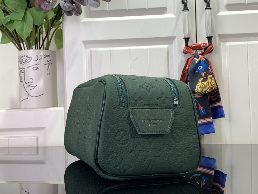 LV DOPP KIT m24442