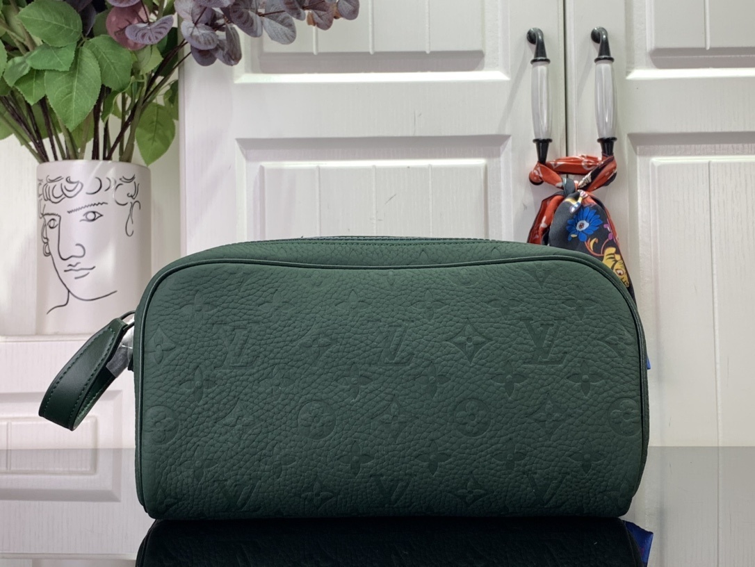 LV DOPP KIT m24442