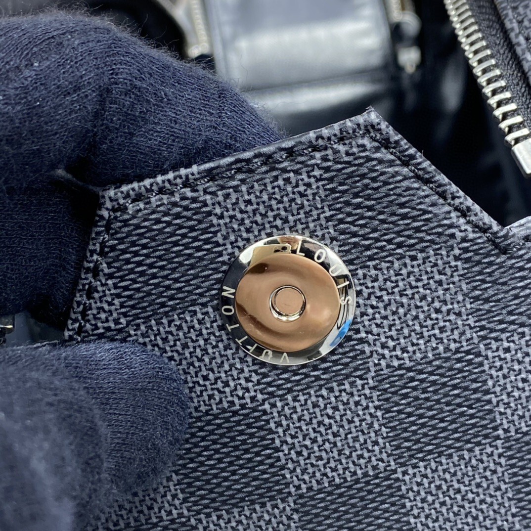 LV DOPP KIT TOILET POUCH M44494 