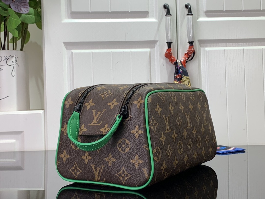 LV DOPP KIT TOILET POUCH M46253 