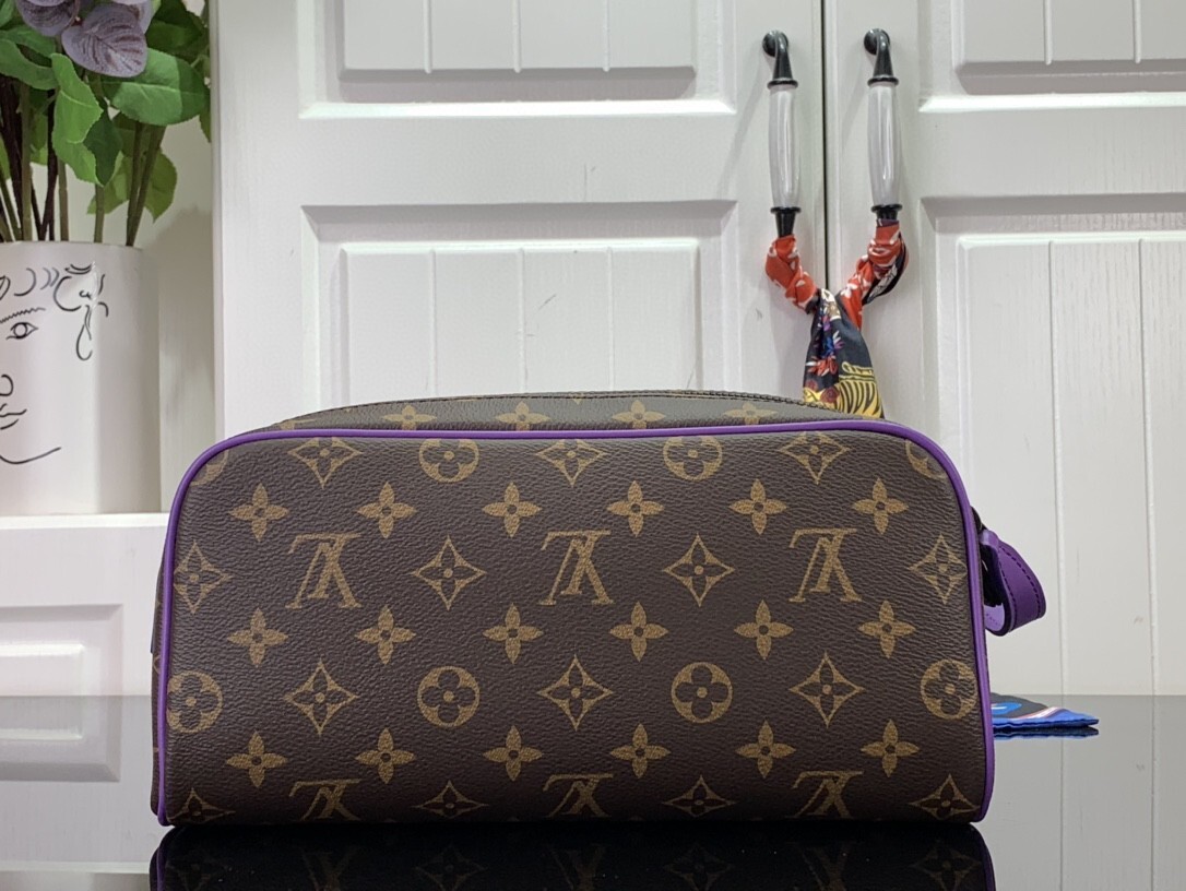 LV DOPP KIT TOILET POUCH M46253 