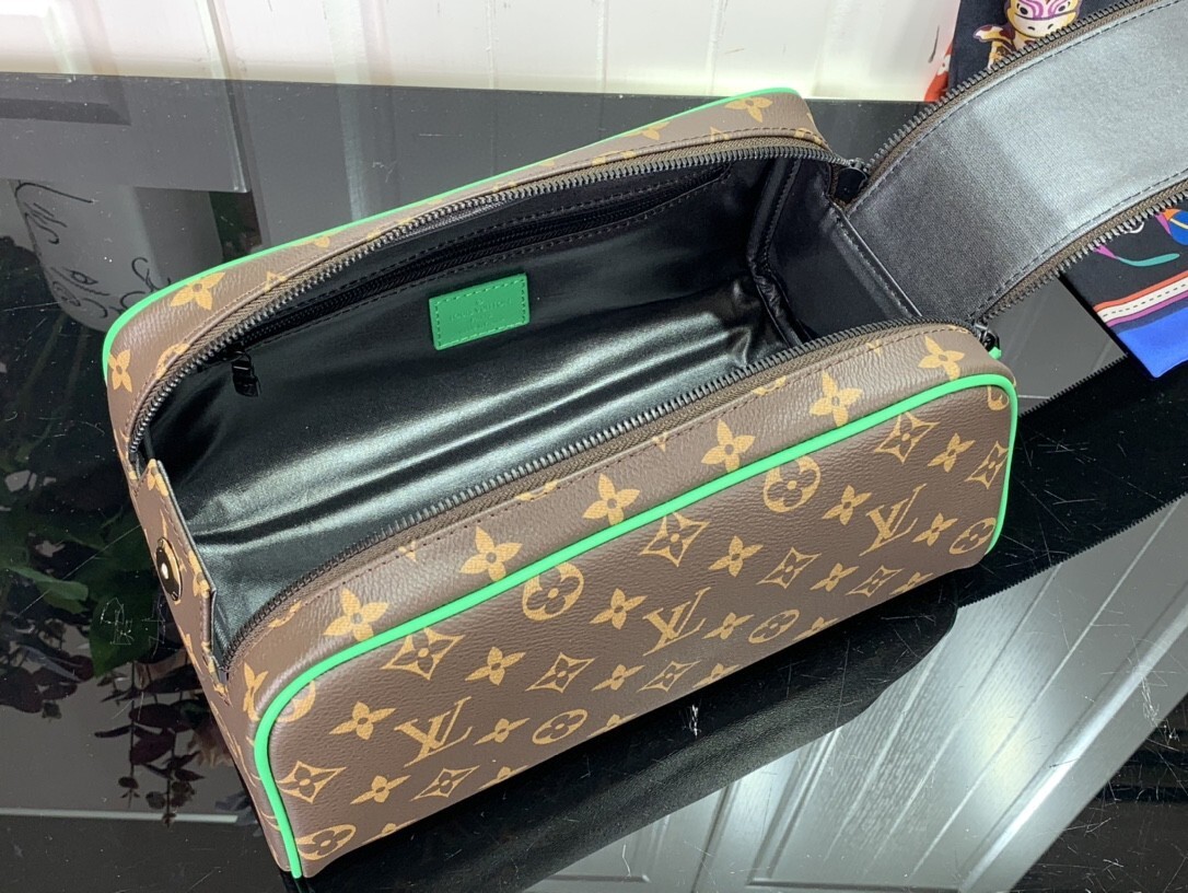 LV DOPP KIT TOILET POUCH M46253 