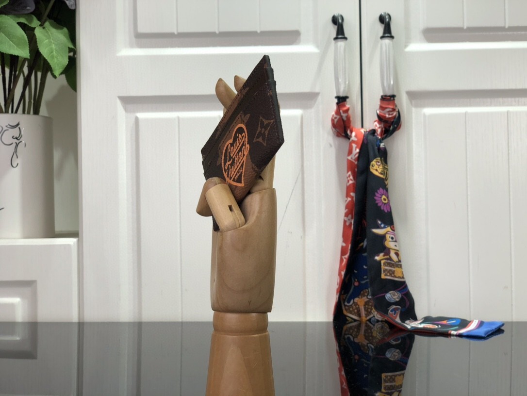 LV DOUBLE CARD HOLDER M81006