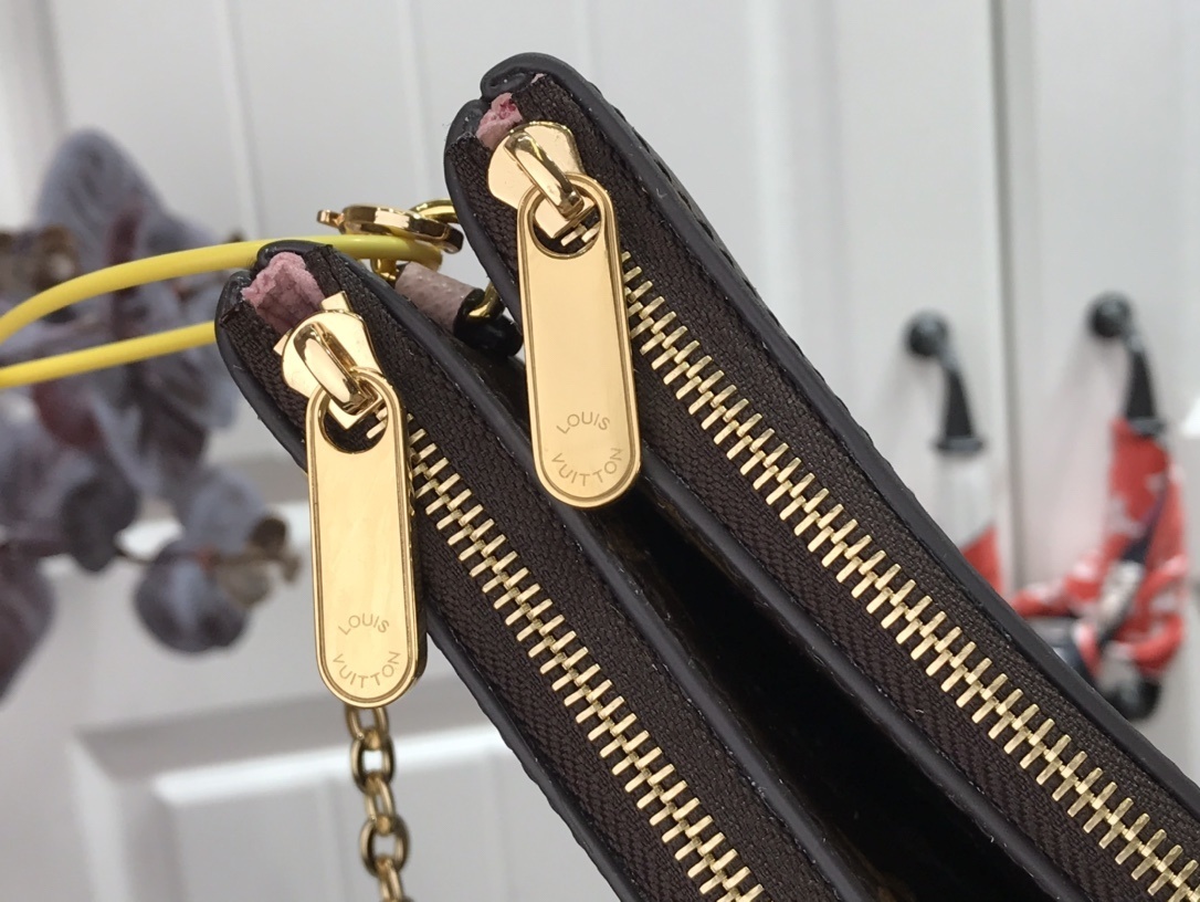 LV DOUBLE ZIP POCHETTE M69744