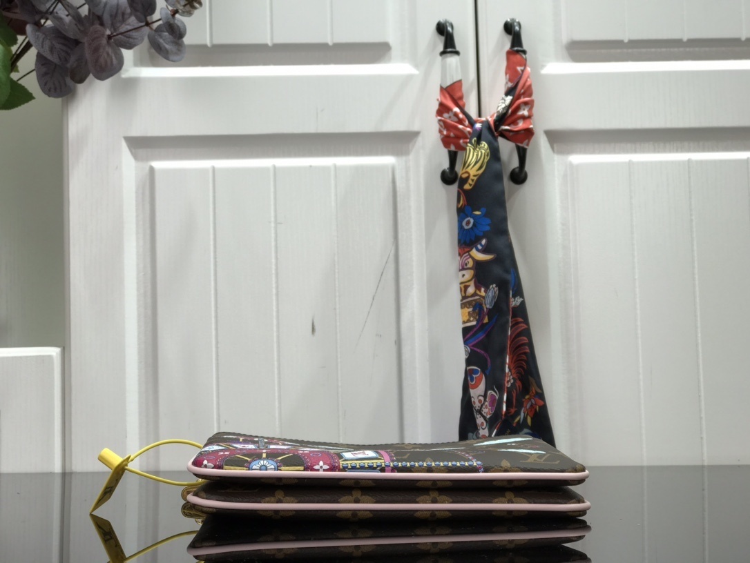 LV DOUBLE ZIP POCHETTE M69744