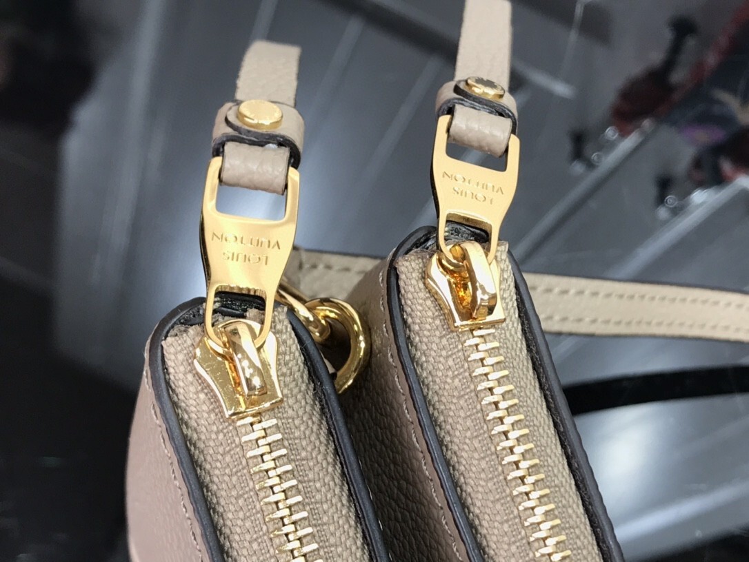 LV DOUBLE ZIP POCHETTE M80084