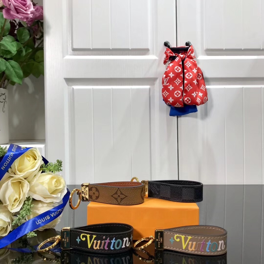 LV DRAGONNE KEY HOLDER M62251 