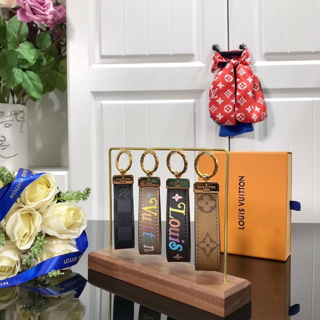 LV DRAGONNE KEY HOLDER M62251 