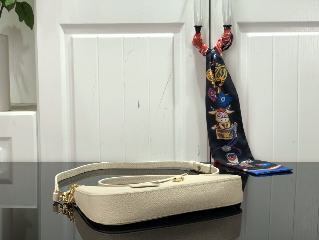 LV EASY POUCH ON STRAP M80349