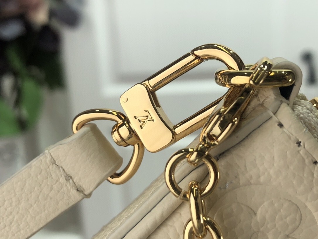 LV EASY POUCH ON STRAP M80349