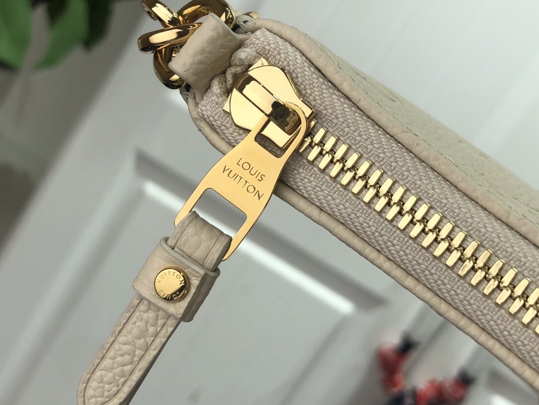 LV EASY POUCH ON STRAP M80349