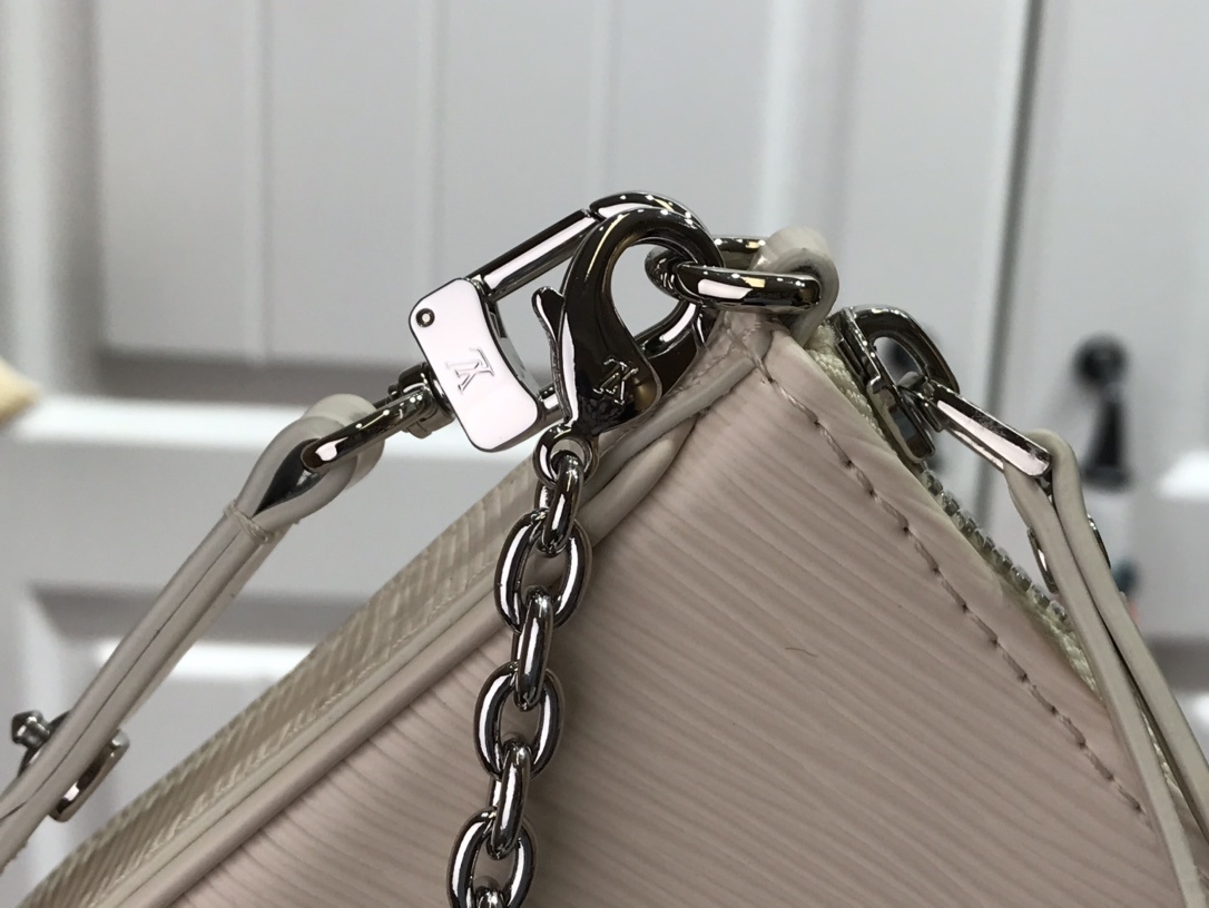 LV EASY POUCH ON STRAP M80471