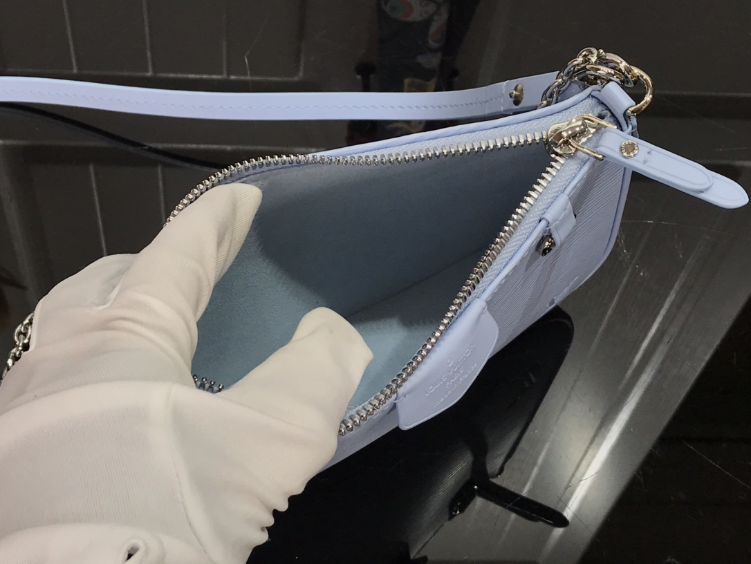 LV EASY POUCH ON STRAP M80471