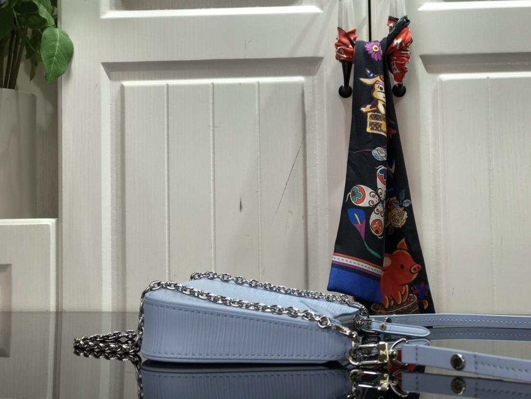 LV EASY POUCH ON STRAP M80471