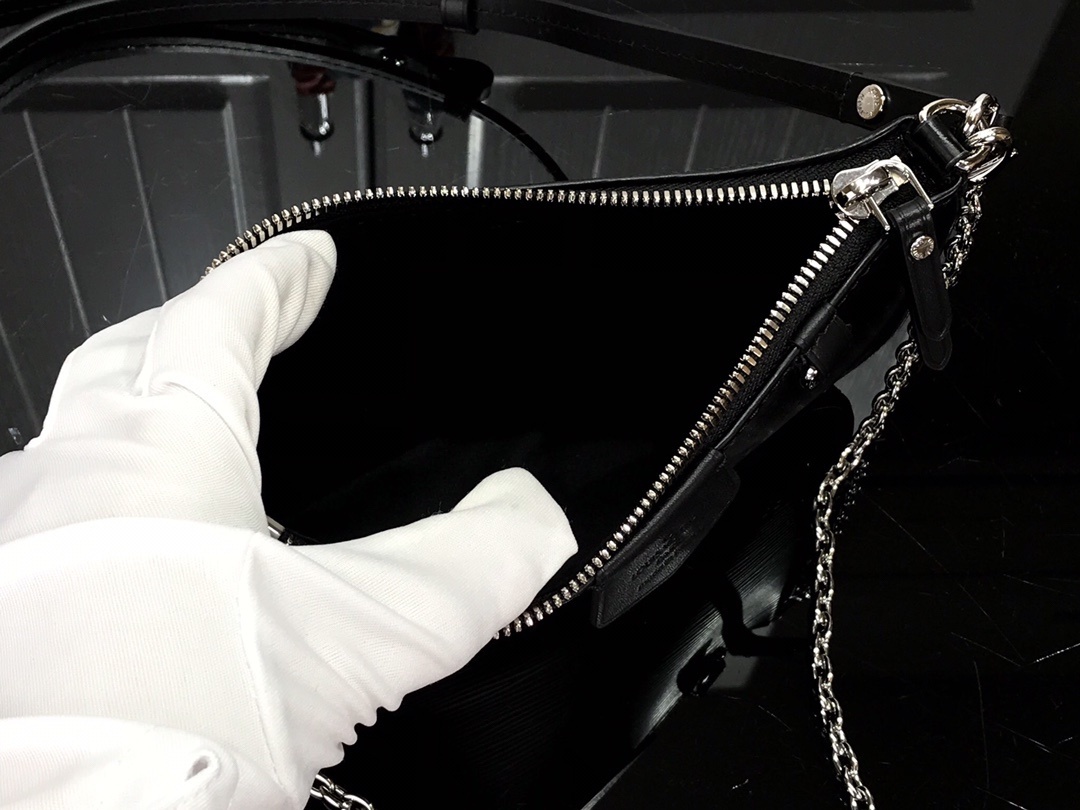 LV EASY POUCH ON STRAP M80471