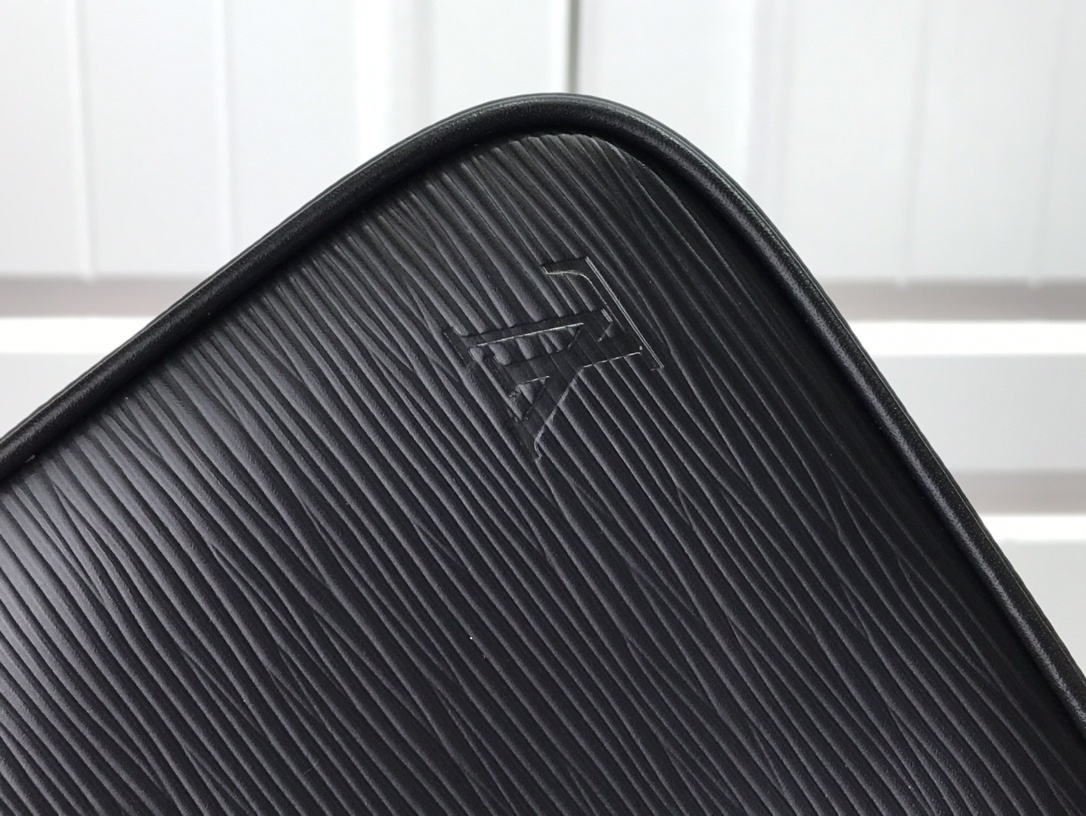 LV EASY POUCH ON STRAP M80471