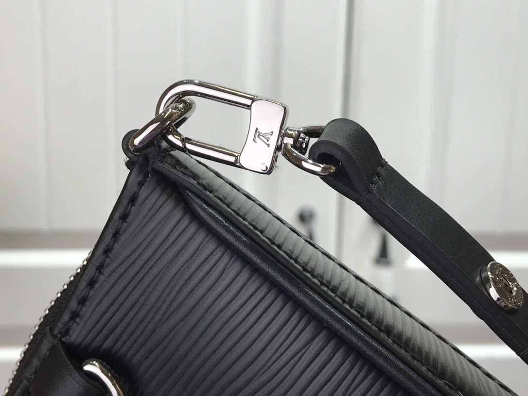 LV EASY POUCH ON STRAP M80471