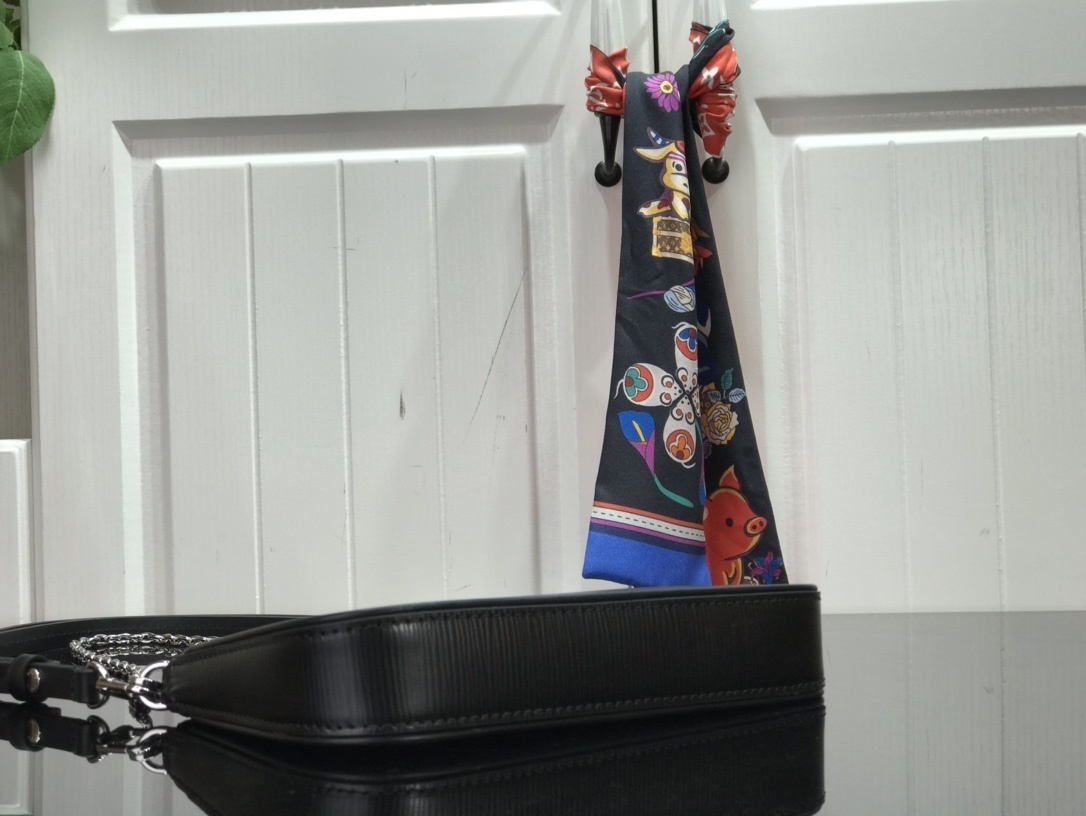 LV EASY POUCH ON STRAP M80471