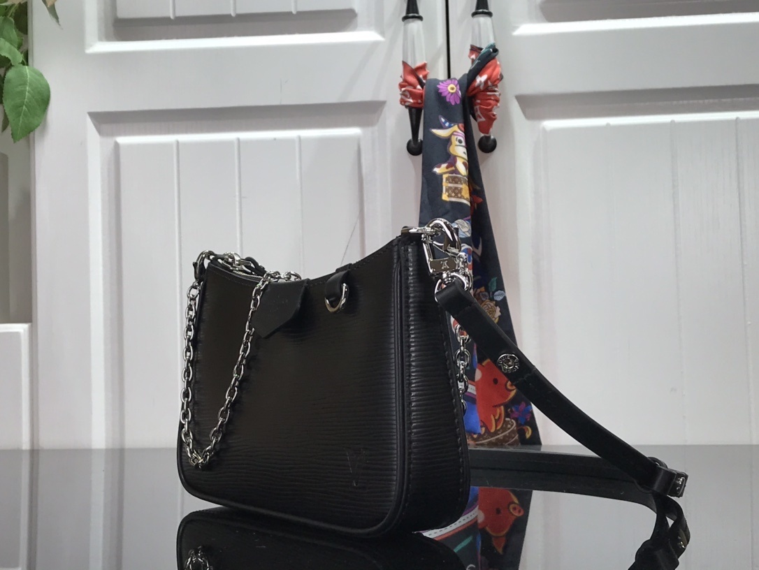 LV EASY POUCH ON STRAP M80471