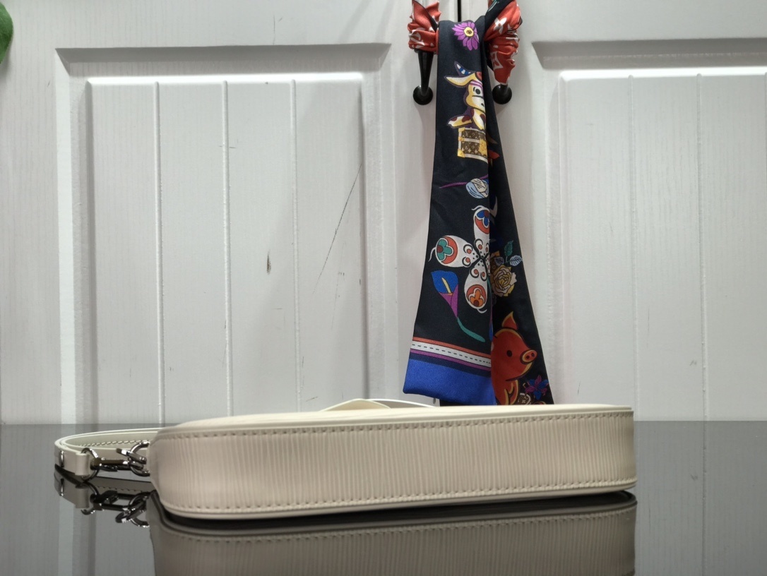 LV EASY POUCH ON STRAP M80471