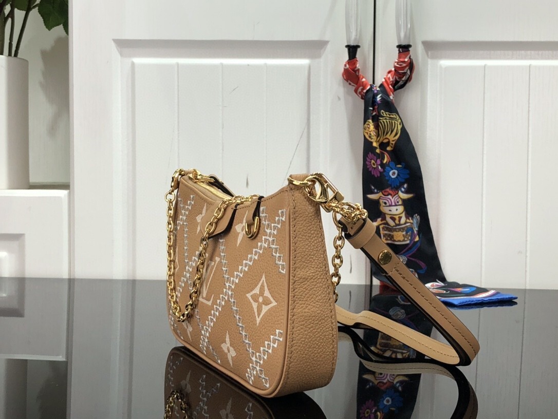 LV EASY POUCH ON STRAP M81137