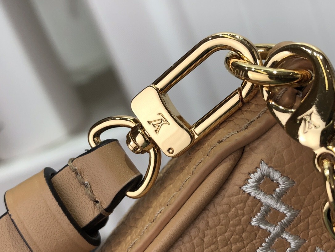 LV EASY POUCH ON STRAP M81137