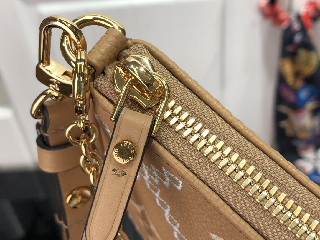 LV EASY POUCH ON STRAP M81137