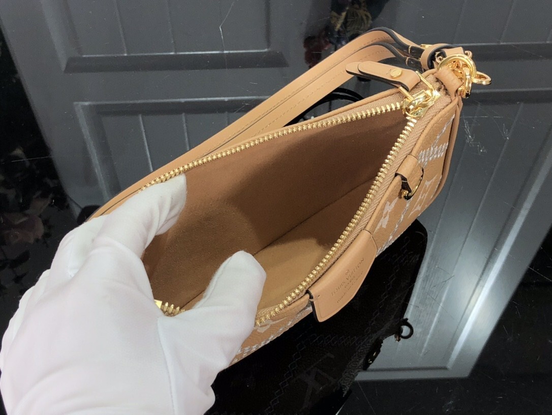 LV EASY POUCH ON STRAP M81137