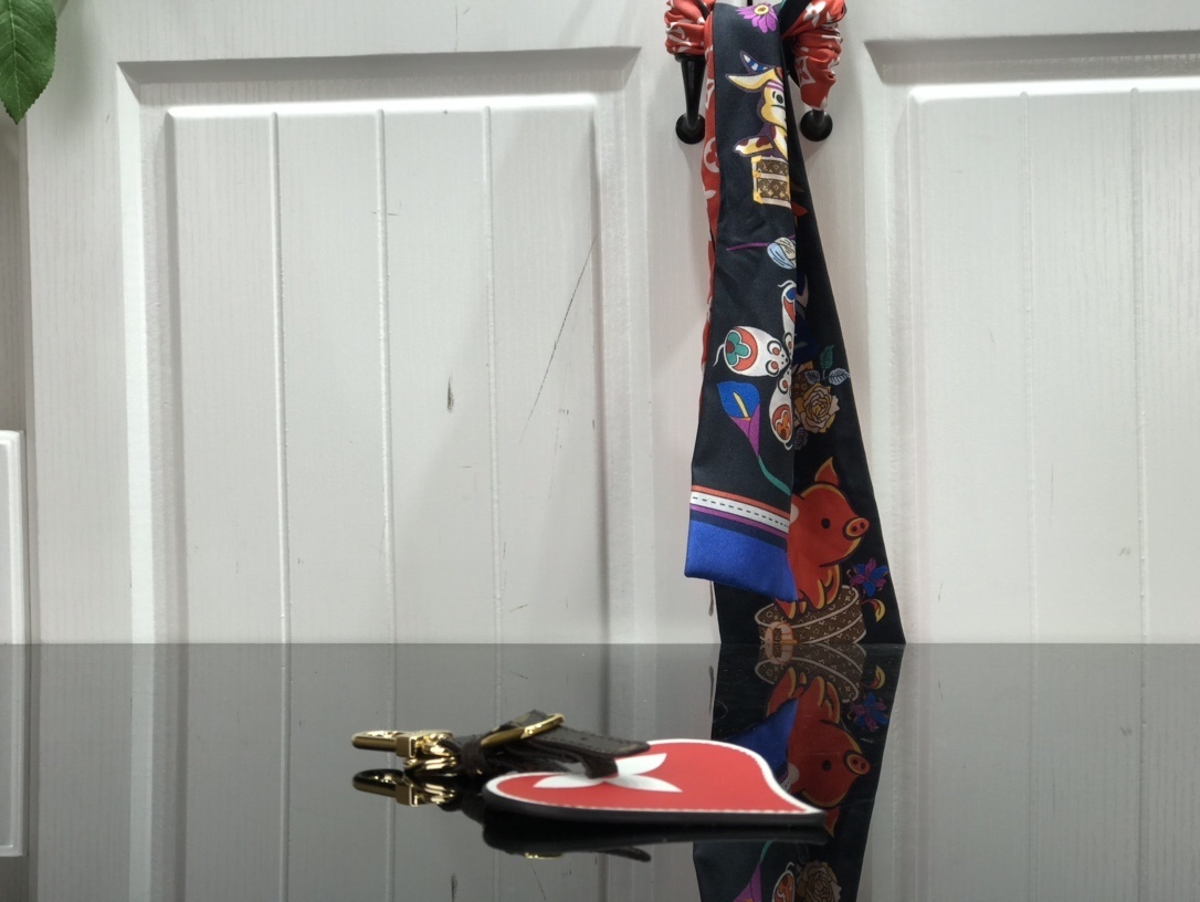 LV GAME ON HEART BAG CHARM AND KEY HOLDER MP2911 