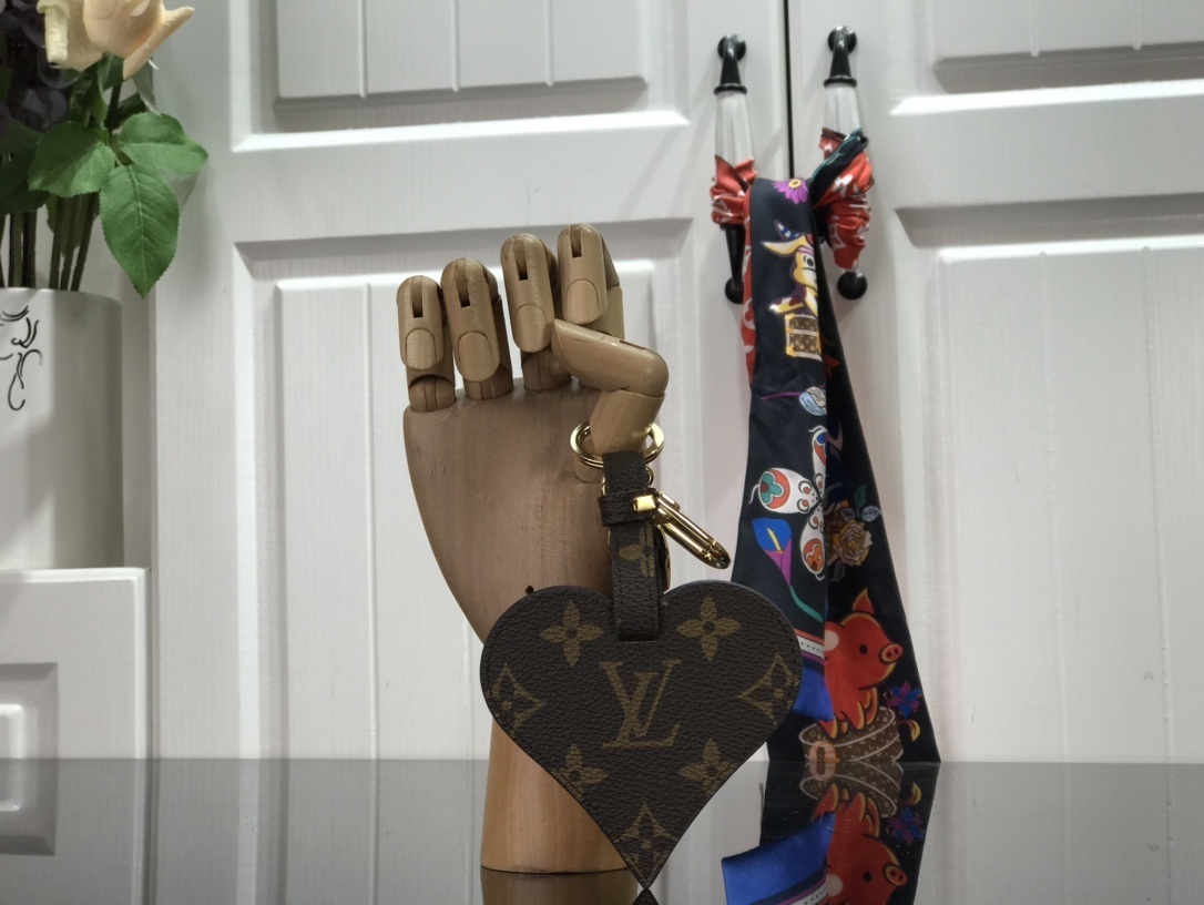 LV GAME ON HEART BAG CHARM AND KEY HOLDER MP2911 