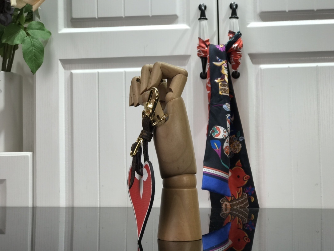 LV GAME ON HEART BAG CHARM AND KEY HOLDER MP2911 